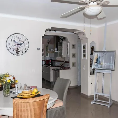 Beau 3 Pieces Au Lavandou Avec Terrasse Et Parking - Fr-1-803-34